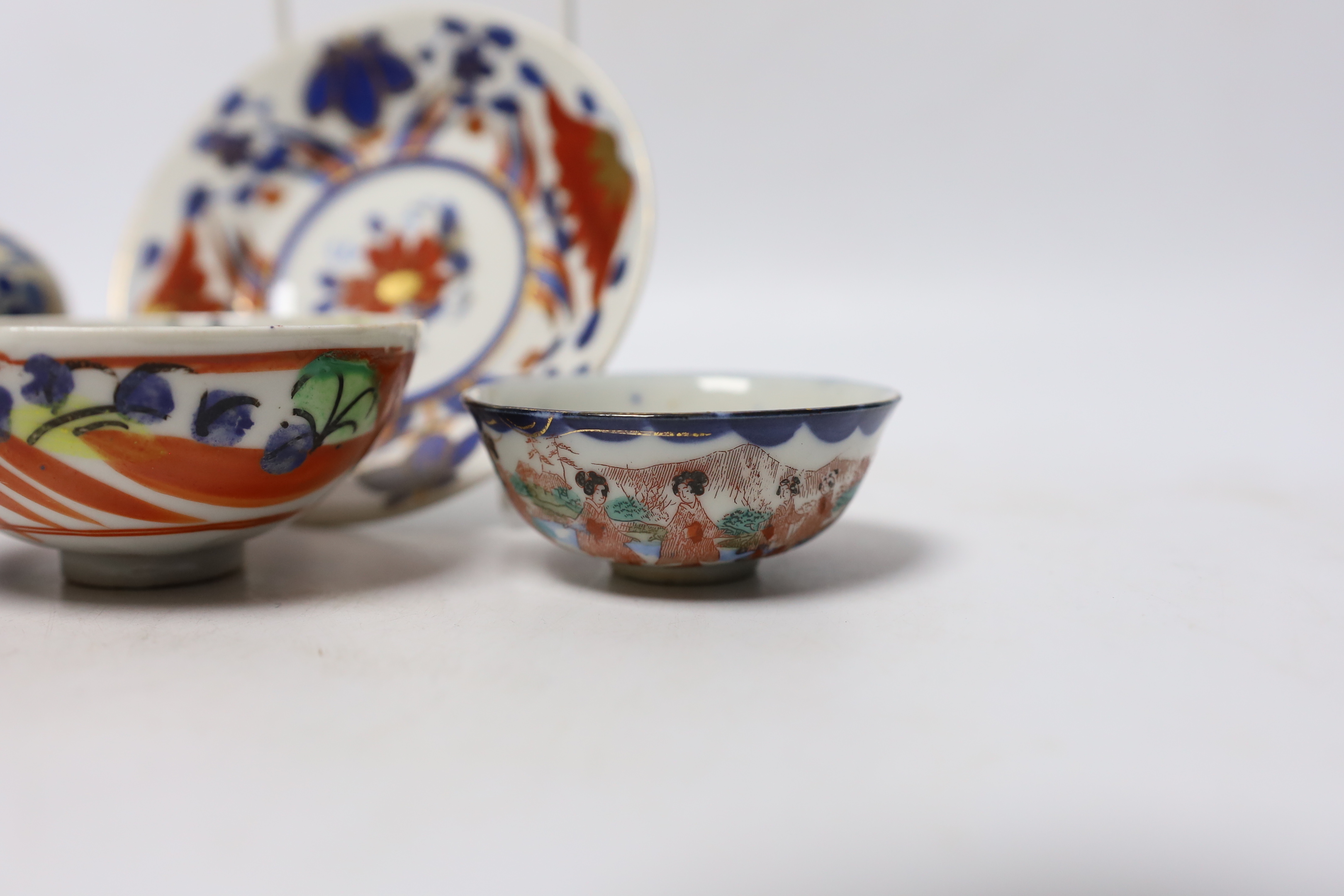 A Chinese soft paste porcelain miniature vase, two small bowls, and a small dish, vase 7cm (4)